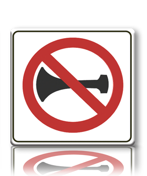 Señalamiento fabricado en lámina galvanizada cal. 16, cuenta con esquinas redondeadas, acabado en fondo reflejante grado ingeniería