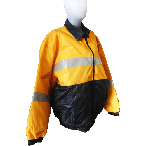 Chamarra corta fabricada 100% en nylon, cuenta con forro fiss fider, tiene tiras reflejantes en espalda, brazos y dorso, dos bolsas diagonales al frente y una bolsa interior