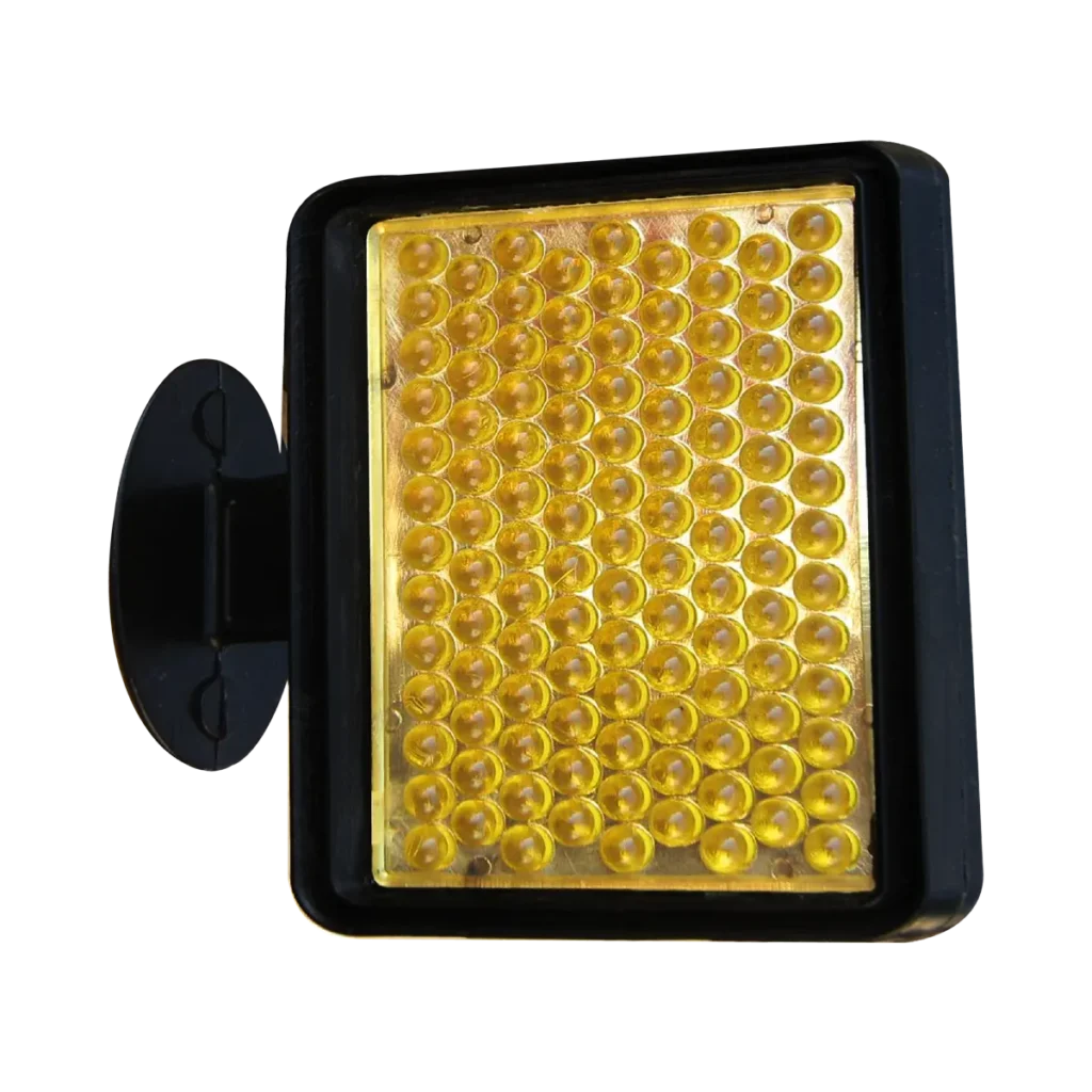 Especial para señalización nocturna. Se instalan en barreras o muros de viaductos, túneles y carreteras. Máxima reflectividad y fácil colocación.