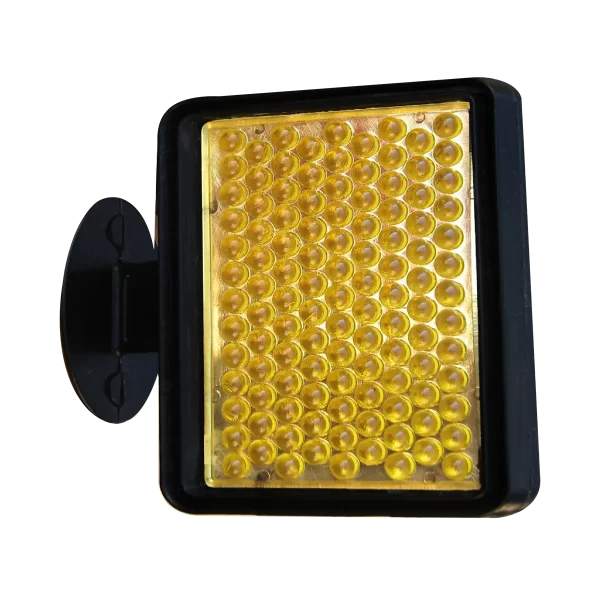 Especial para señalización nocturna. Se instalan en barreras o muros de viaductos, túneles y carreteras. Máxima reflectividad y fácil colocación.