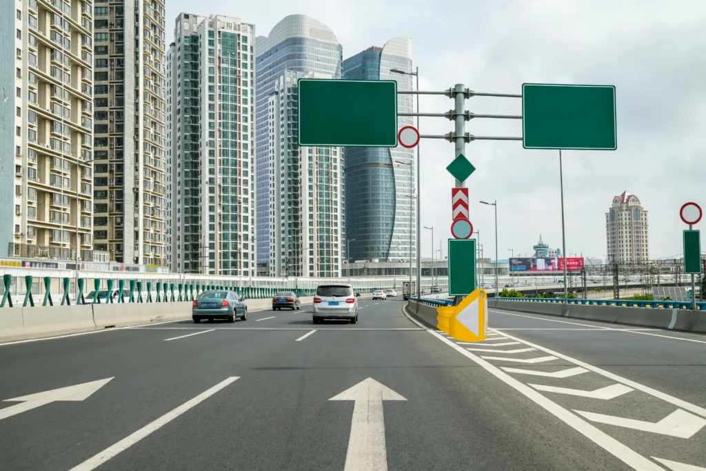 Intercambio vial, descubre cómo mejorar la seguridad en carreteras y los elementos clave que los componen.