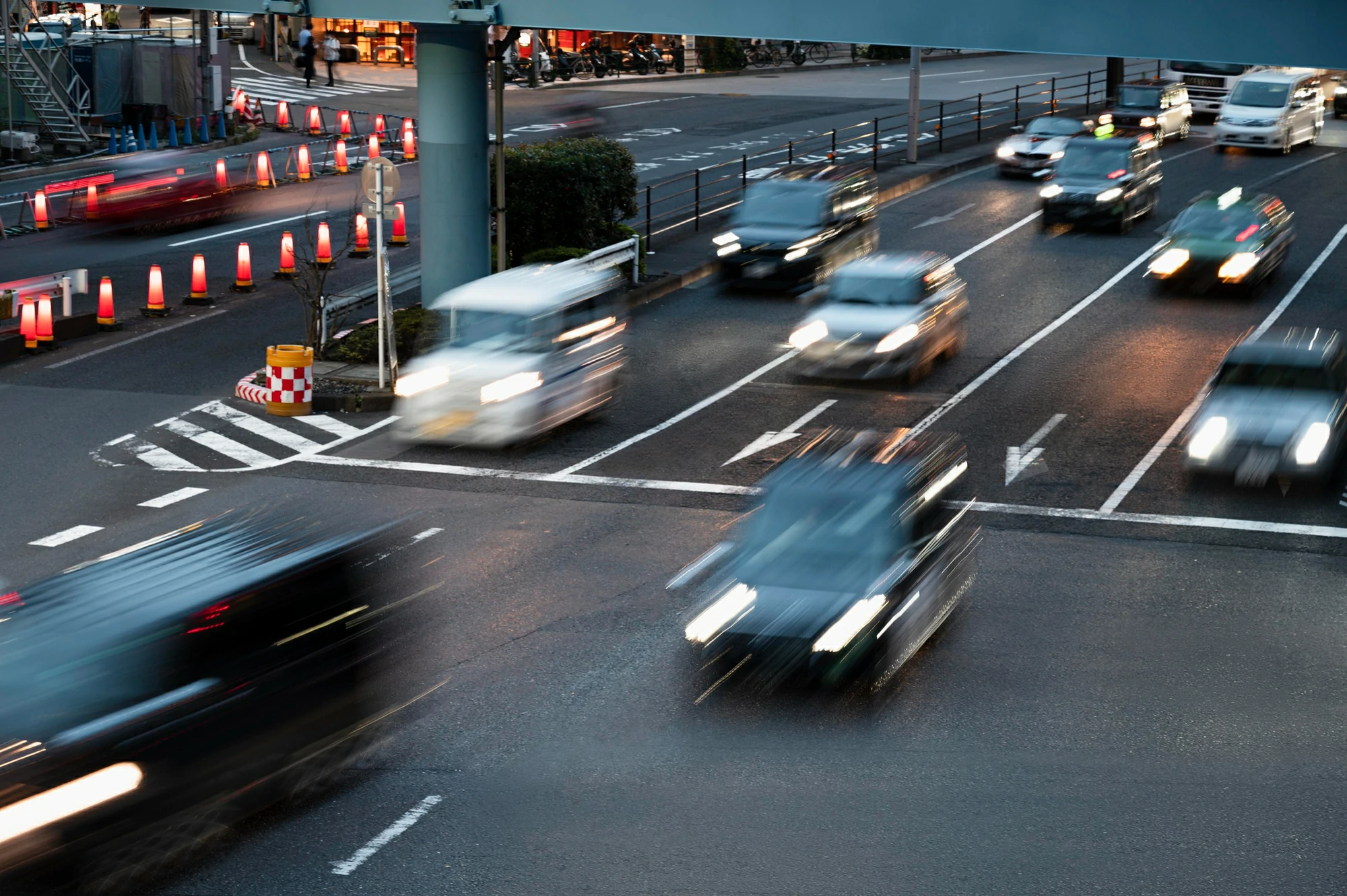 Intercambio vial, descubre cómo mejorar la seguridad en carreteras y los elementos clave que los componen.