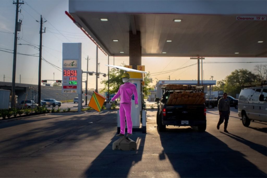 Los robots bandereros son muy versátiles ya que se pueden utilizar en distintos entornos, como gasolineras, estacionamientos, obras en construcción, etc.