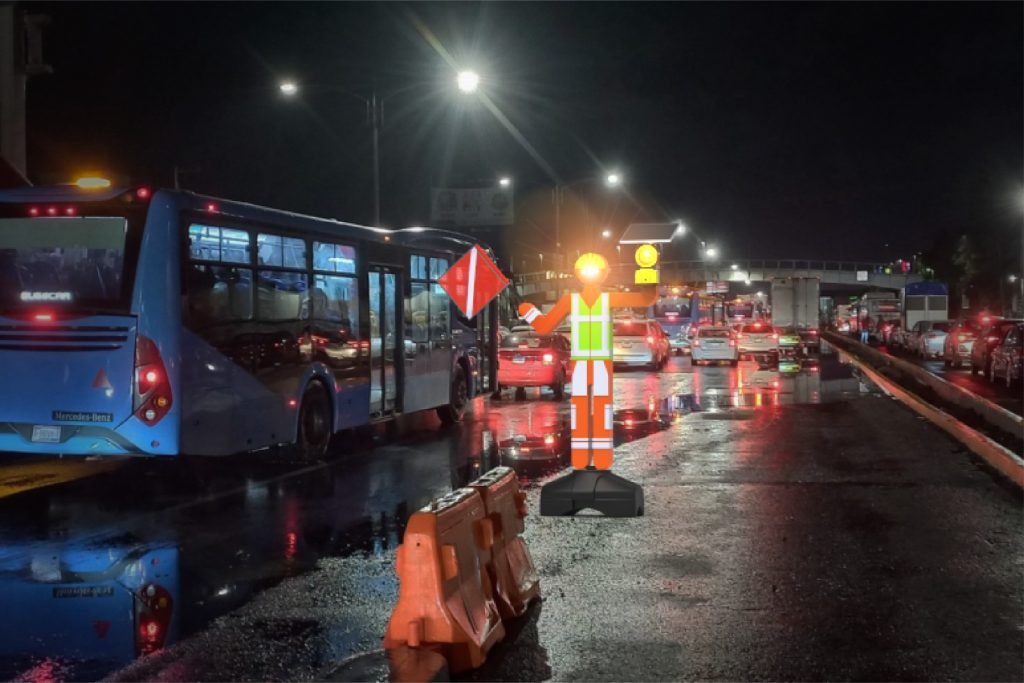 Los robots bandereros reducen accidentes nocturnos